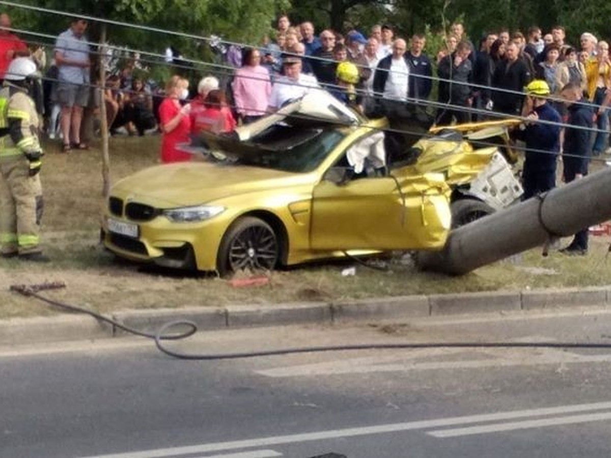 В Краснодаре водитель на золотой BMW снес бетонный столб на проспекте  Чекистов - KP.RU