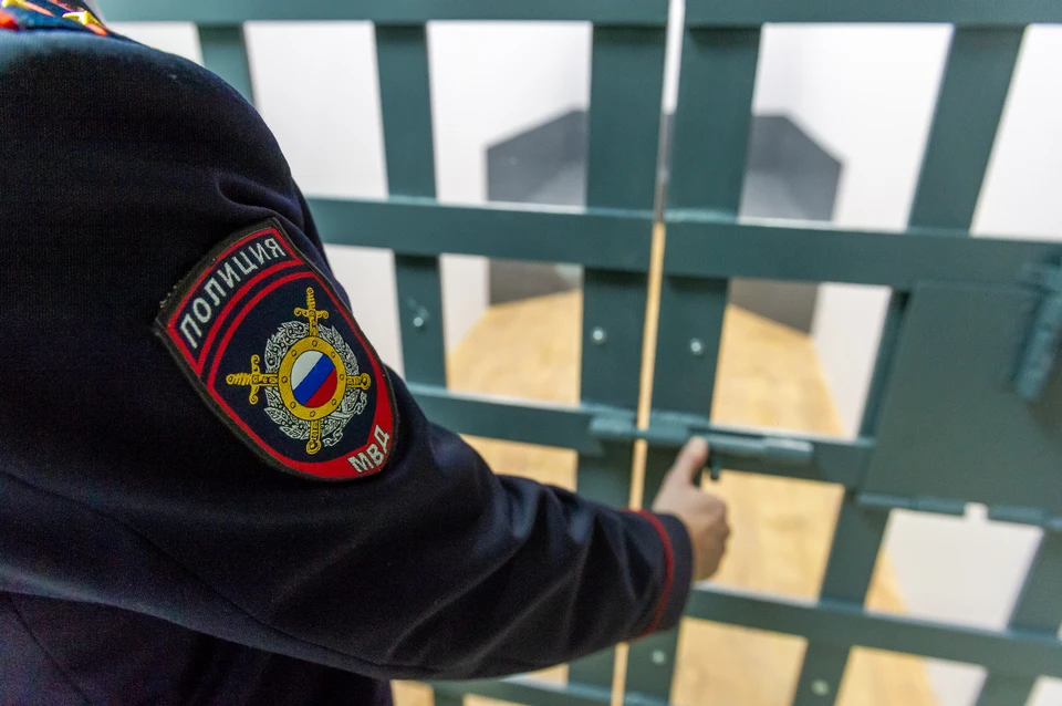 Майор полиции получил крупную взятку прямо у здания УМВД во Владивостоке