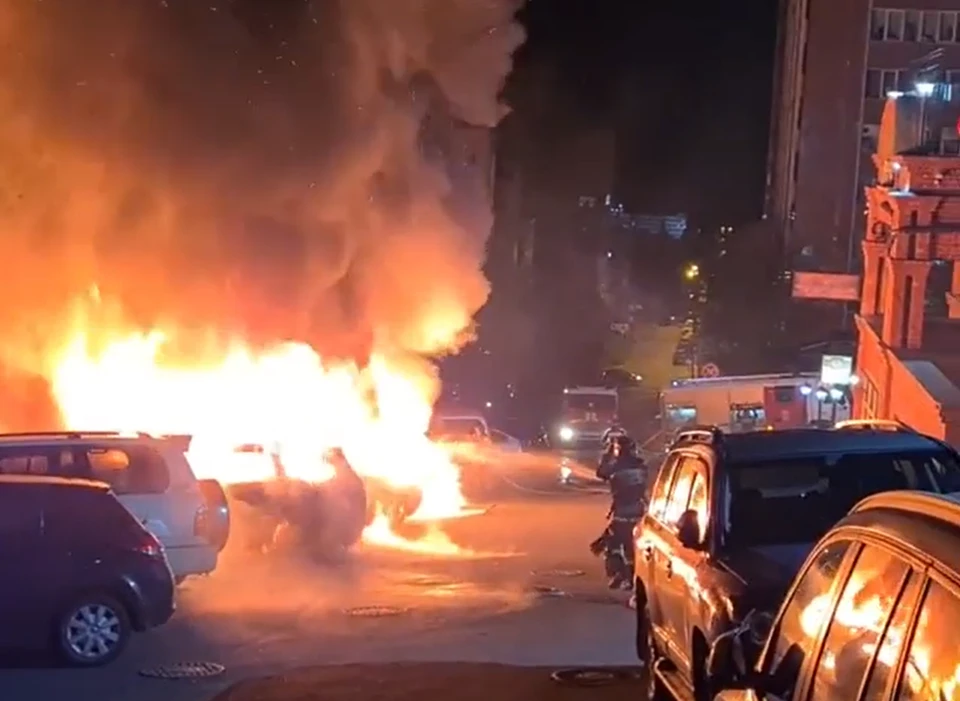 Горящие машины в центре Владивостока. Фото: Артем Самсонов