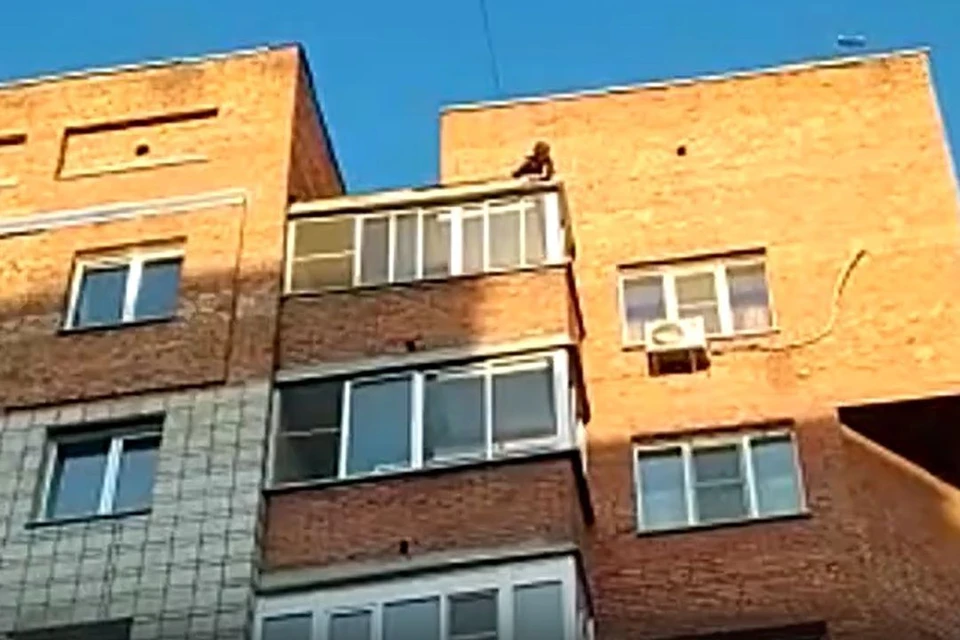 Мужчина спрыгнул с крыши на козырек балкона и подвернул ногу. Фото: стоп-кадр