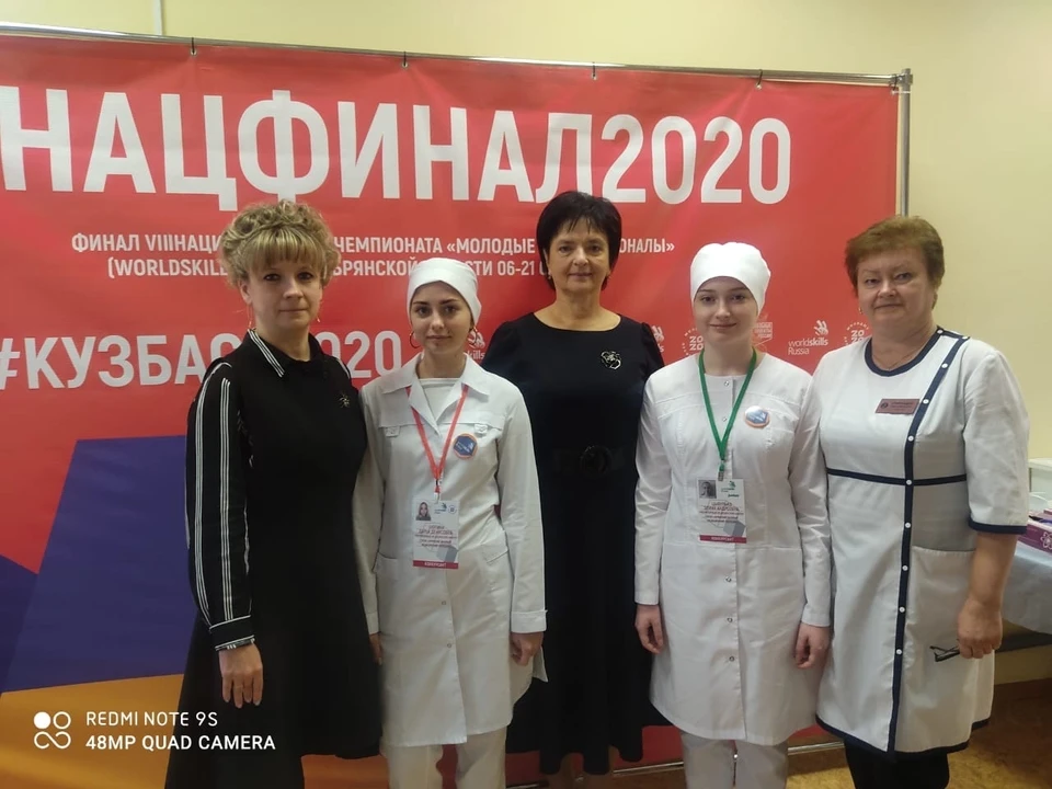 Директор Брянского базового медицинского колледжа М. С. Афанаскина, преподаватели и серебряные призеры чемпионата.