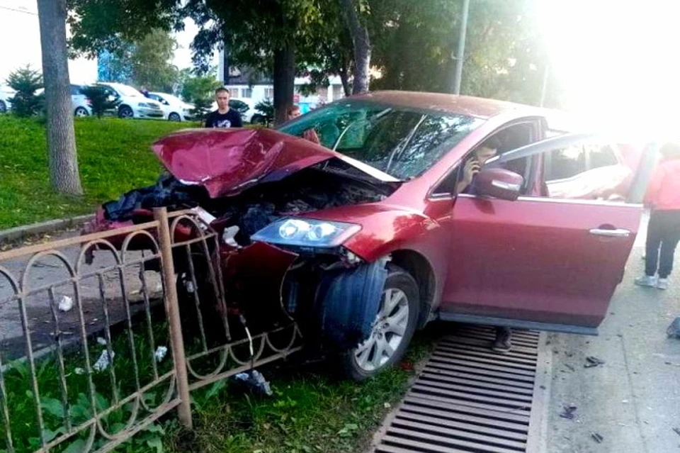 Mazda CX-7 после столкновения с Subaru Legacy въехала в леерное ограждение. Фото: пресс-служба ОМВД России по городу Артему