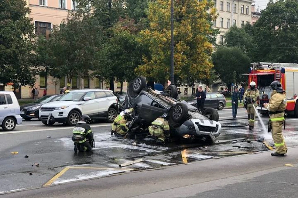 Четыре автомобиля попали в жесткое ДТП на Васильевском острове в Петербурге