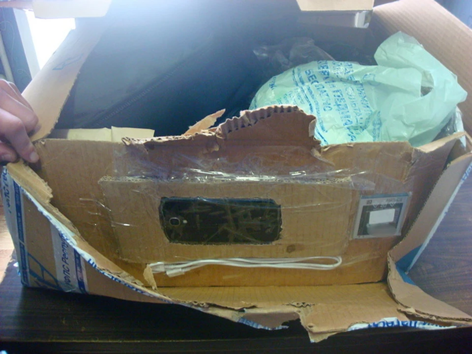 Женщина спрятала запрещенные предметы в картонной коробке с двойной стенкой