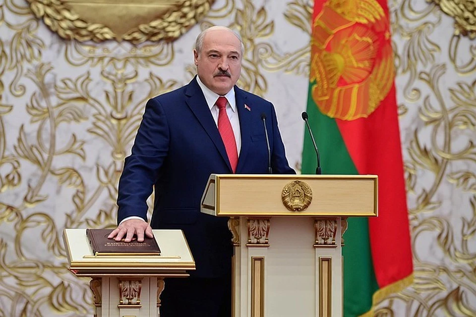Александр Лукашенко произнес присягу на белорусском языке, после чего подписал акт о ее принесении
