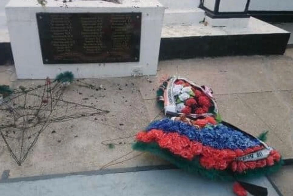 В таком состоянии увидели памятник погибшим воинам местные жители. Фото: Ксения Якубец
