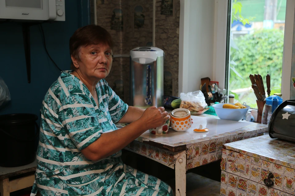 Нина Ивановна вынуждена ютиться в тесной комнате с дочерью, зятем и двумя внуками Фото: Ирина Кузнецова