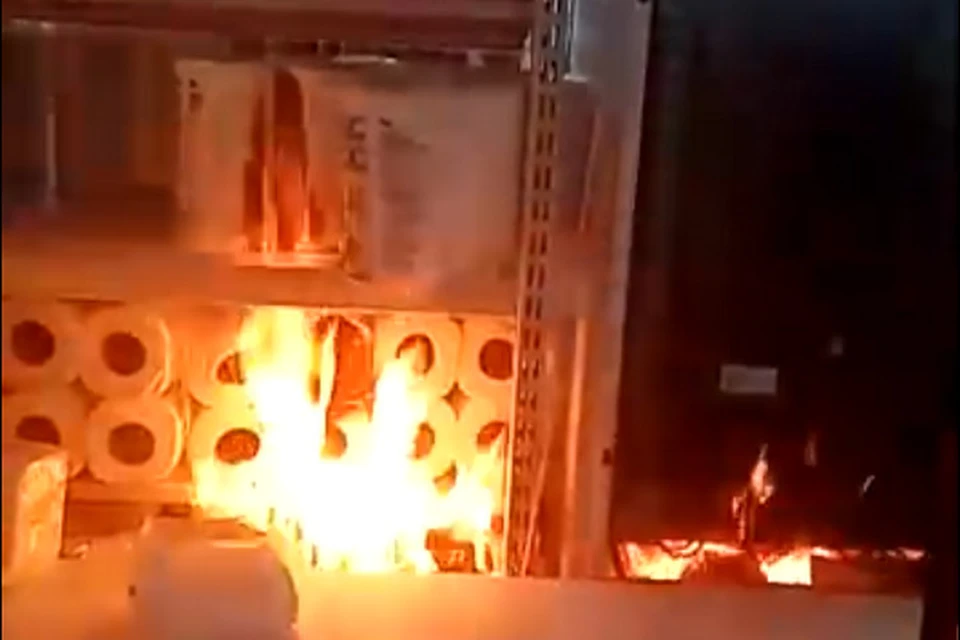 Начало пожара в магазине в Кемерове попало на видео. ФОТО: кадр видео vk.com "6 рукопожатий Кемерово", Екатерина Романенко