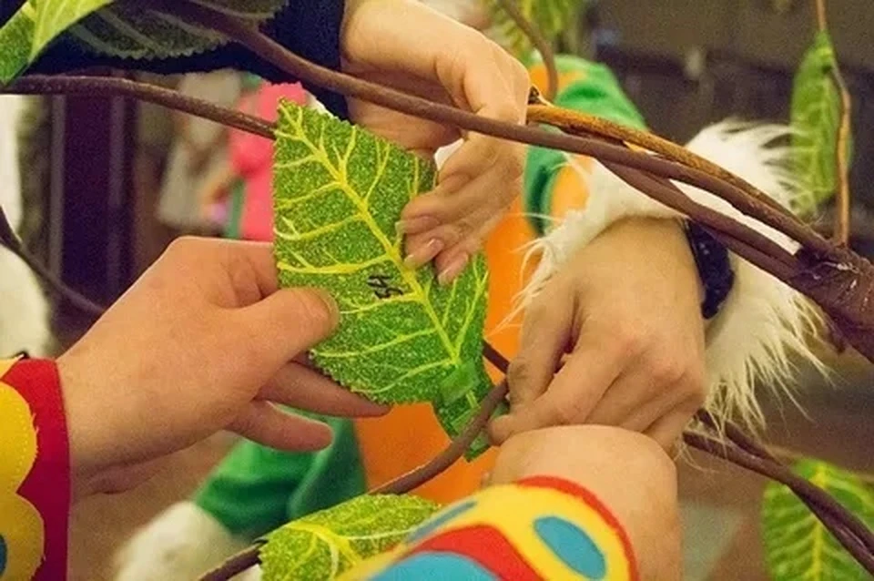 Дети заранее написали на листочках к «Дереву» свои желания. Фото: Пресс-служба проекта "Дерево желаний"