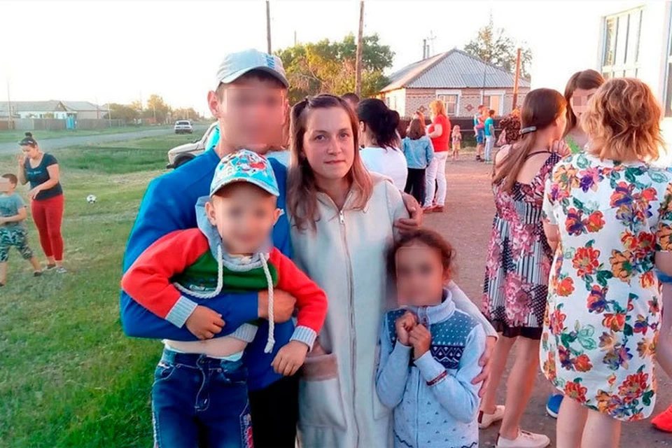 Погибшая мать с двумя маленькими детьми.