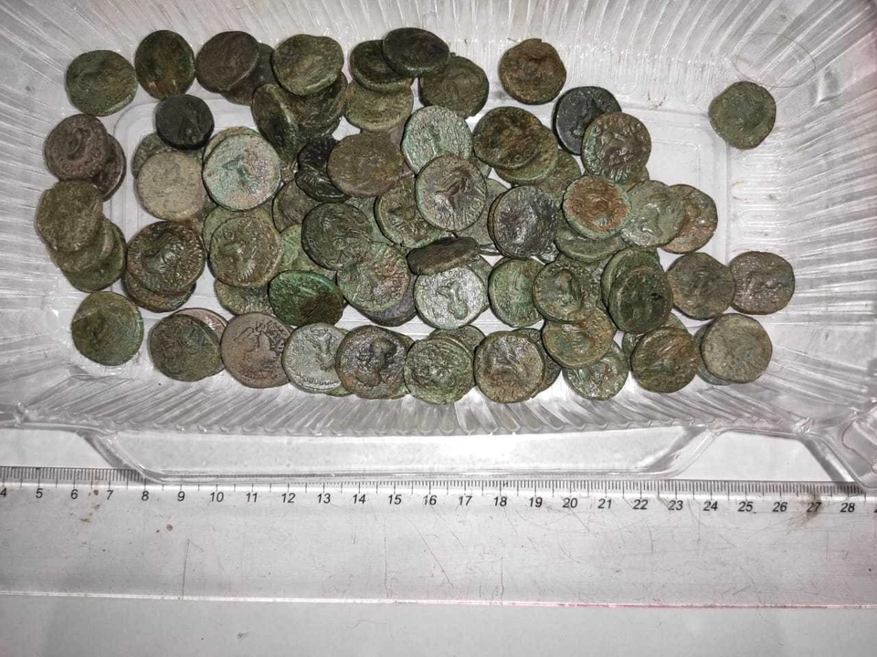 В Крыму за нелегальную коллекцию старинных монет оштрафовали местного жителя. Фото: пресс-служба Погрануправления ФСБ по Крыму.