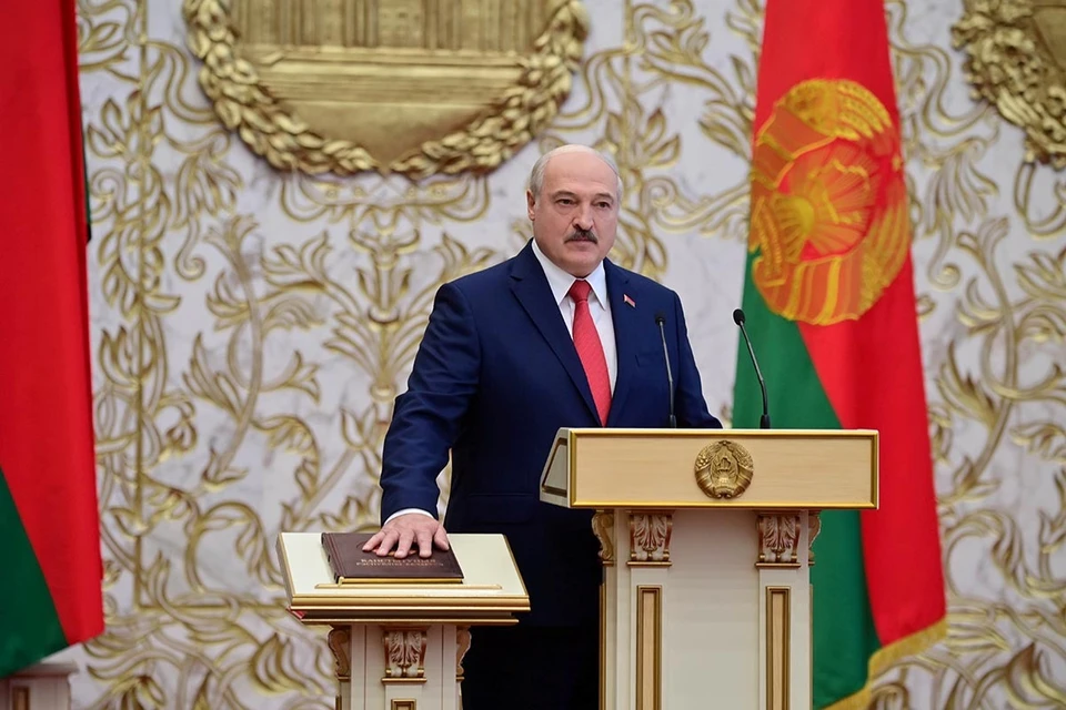 Пока Лукашенко удается более-менее успешно купировать возникающие угрозы, но уже очевидно, что его противники (и речь идет не о людях, которые выходят на улицы Минска) закладываются на очень долгую и динамичную войну, с использованием различных тактик и приемов.