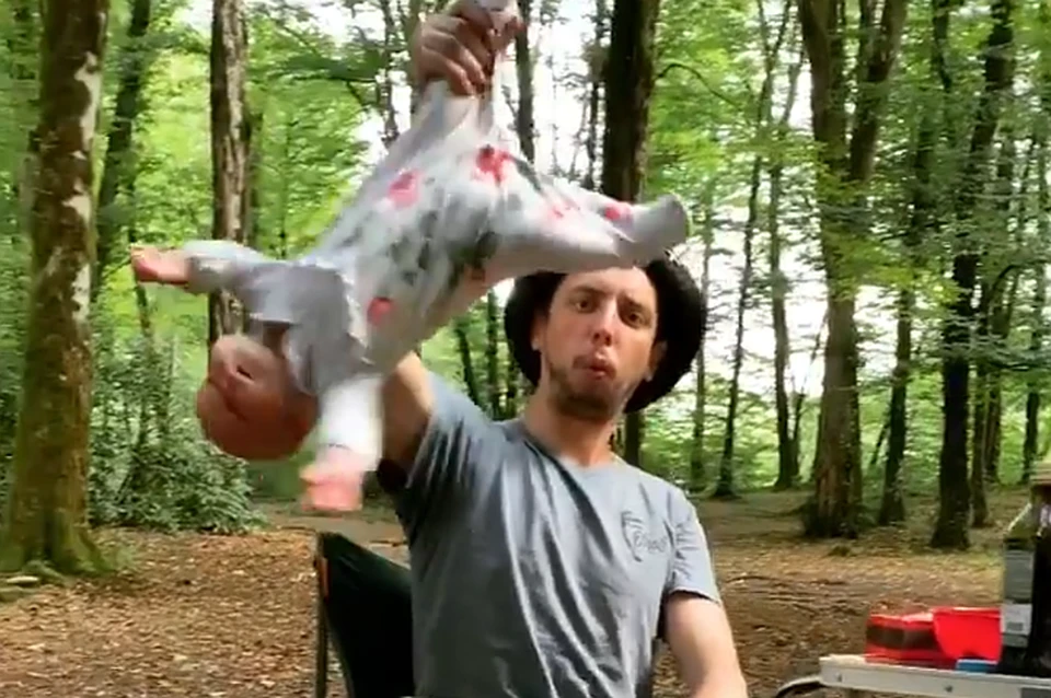 Отец жонглировал ребенком в лесу Сочи. Фото: скрин с видео