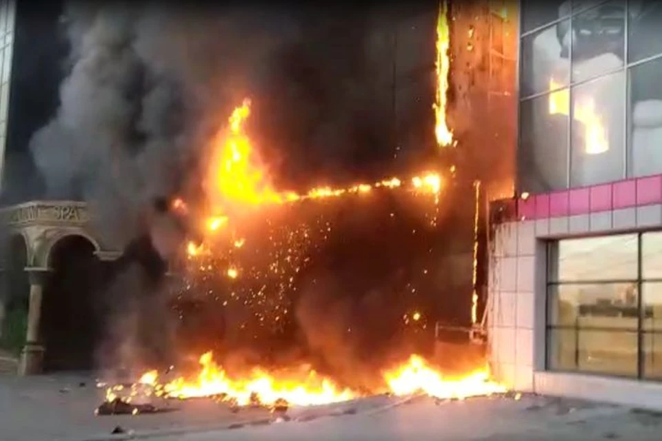 Пожар тушат по повышенному рангу сложности. Фото: Кадр из видео\ГУ МЧС по Новосибирской области
