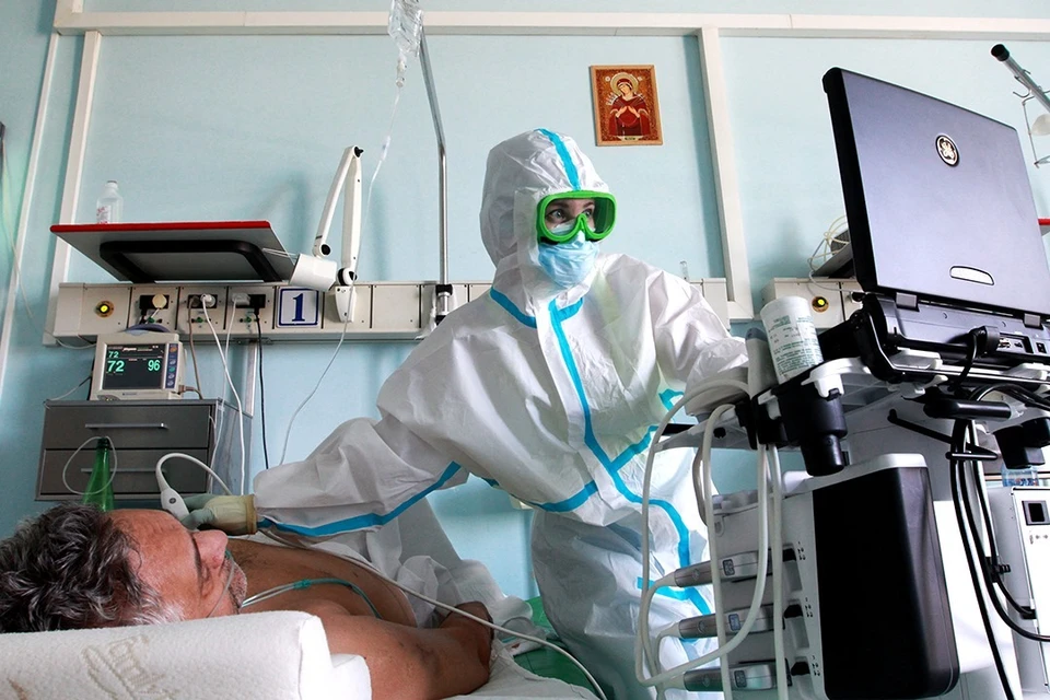 Медикам Иркутской области, лечащим от коронавируса, продлят региональную выплату