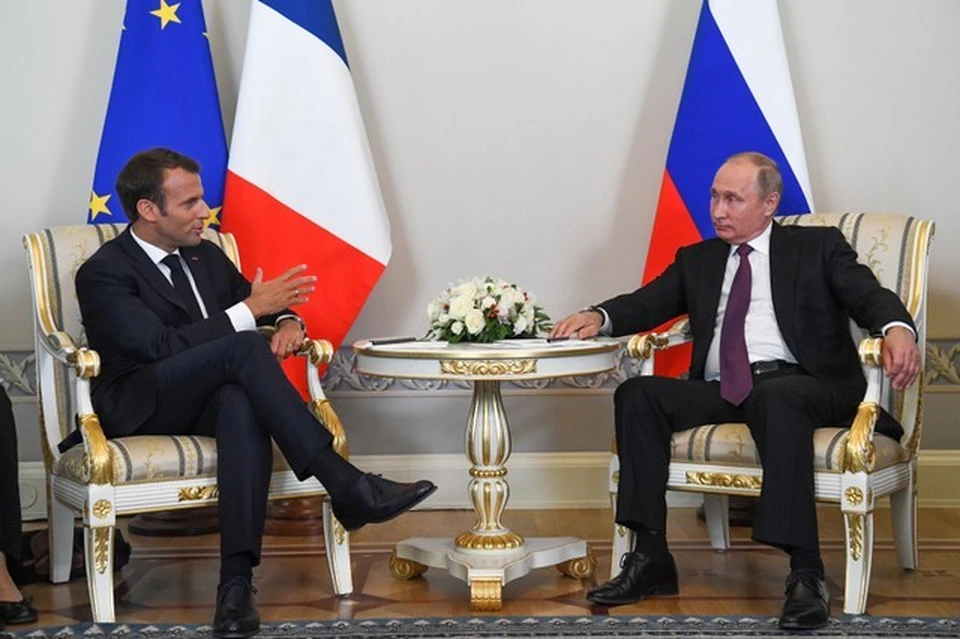 Президенты России и Франции Владимир Путин и Эммануэль Макрон во время встречи в Санкт-Петербурге