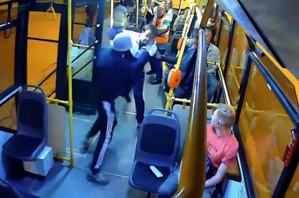 Жесткая драка произошла в троллейбусе Петербурга из-за безбилетника, ударившего кондуктора