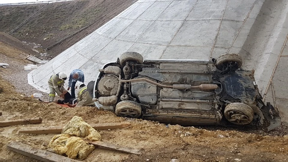 Водитель иномарки улетел в кювет на трассе «Таврида». Фото: официальный сайт МЧС по Крыму.