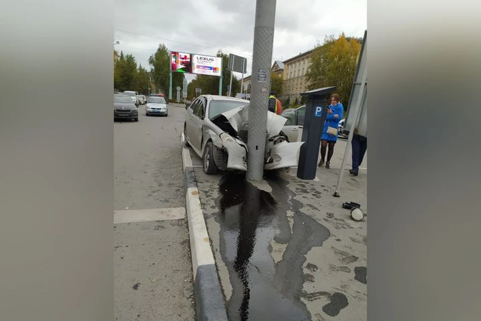 Одну из машин занесло, и она врезалась в фонарный столб. Фото: Госавтоинспекция по Новосибирской области