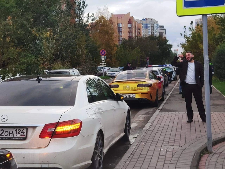 Свадебный кортеж затормозил движение на Октябрьском мосту Красноярска. Фото, видео: ЧП - Красноярск.