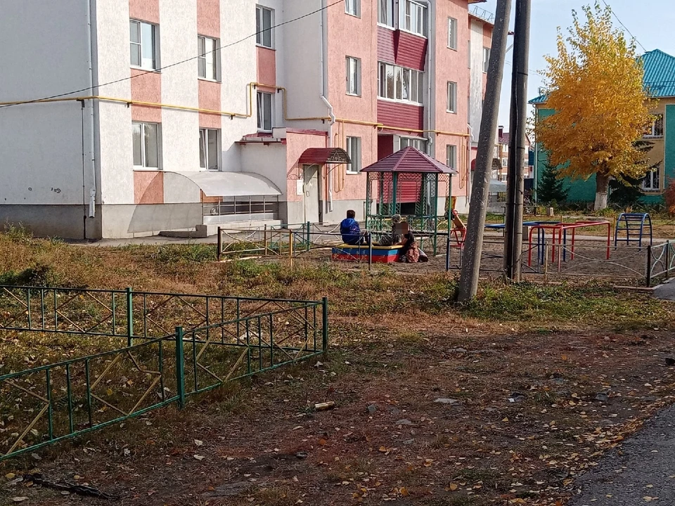 Ребята, со слов автора, сидели на детской площадке во дворе дома и баловались спичками.