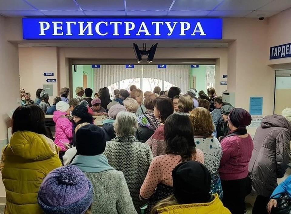В регистратуре не соблюдается социальная дистанция.