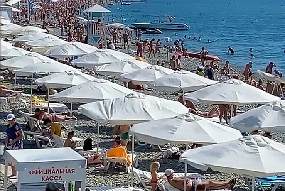 На пляже в Сочи - толпы. Фото: sochi_hot_hotel
