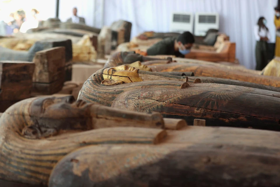 Власти Египта предъявили общественности 59 саркофагов, обнаруженных недавно во время раскопок в Саккаре