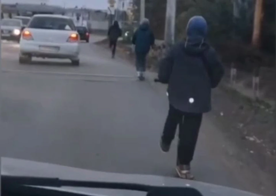Дети в Омске опасно катаются на самокатах по оживленным дорогам.