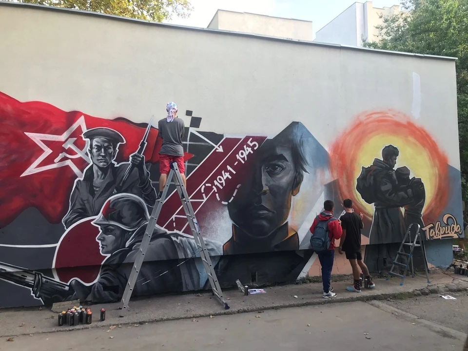 В Симферополе граффити появилось на стене Крымского Республиканского клинического госпиталя ветеранов войны