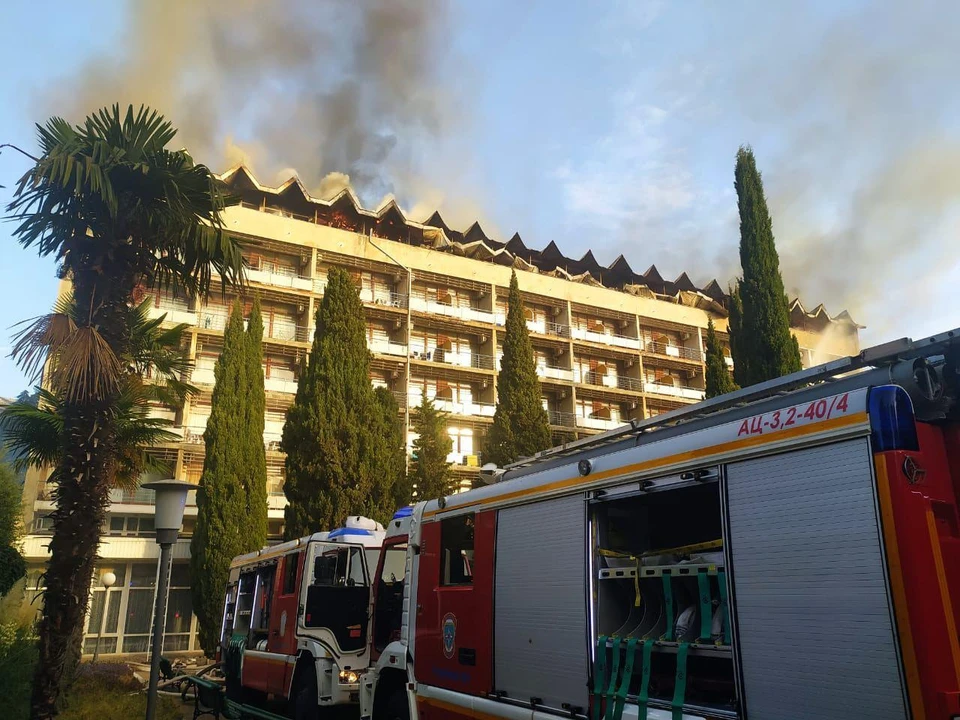 Пожар начался утром в среду. Фото: пресс-служба МЧС.