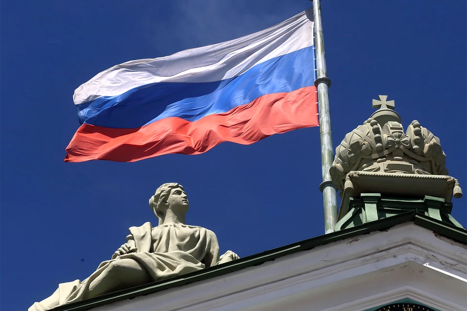Флаг России над Зимним дворцом в Санкт-Петербурге.