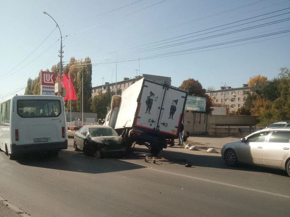 "Газель" наехала на автомобиль Mazda