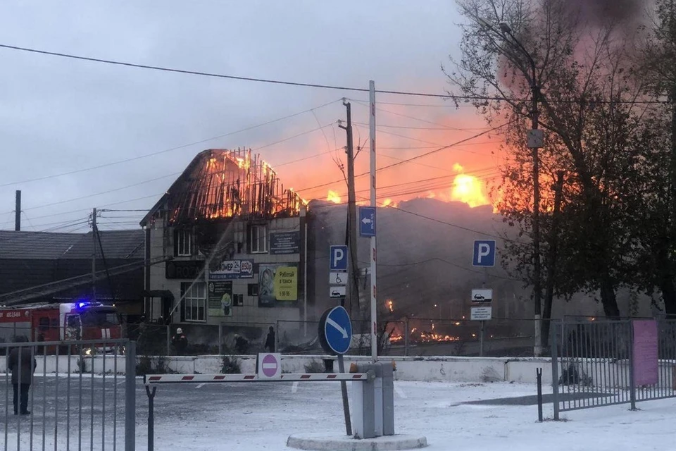 В Ачинске сгорело двухэтажное офисно-административное здание. Фото: соцсети