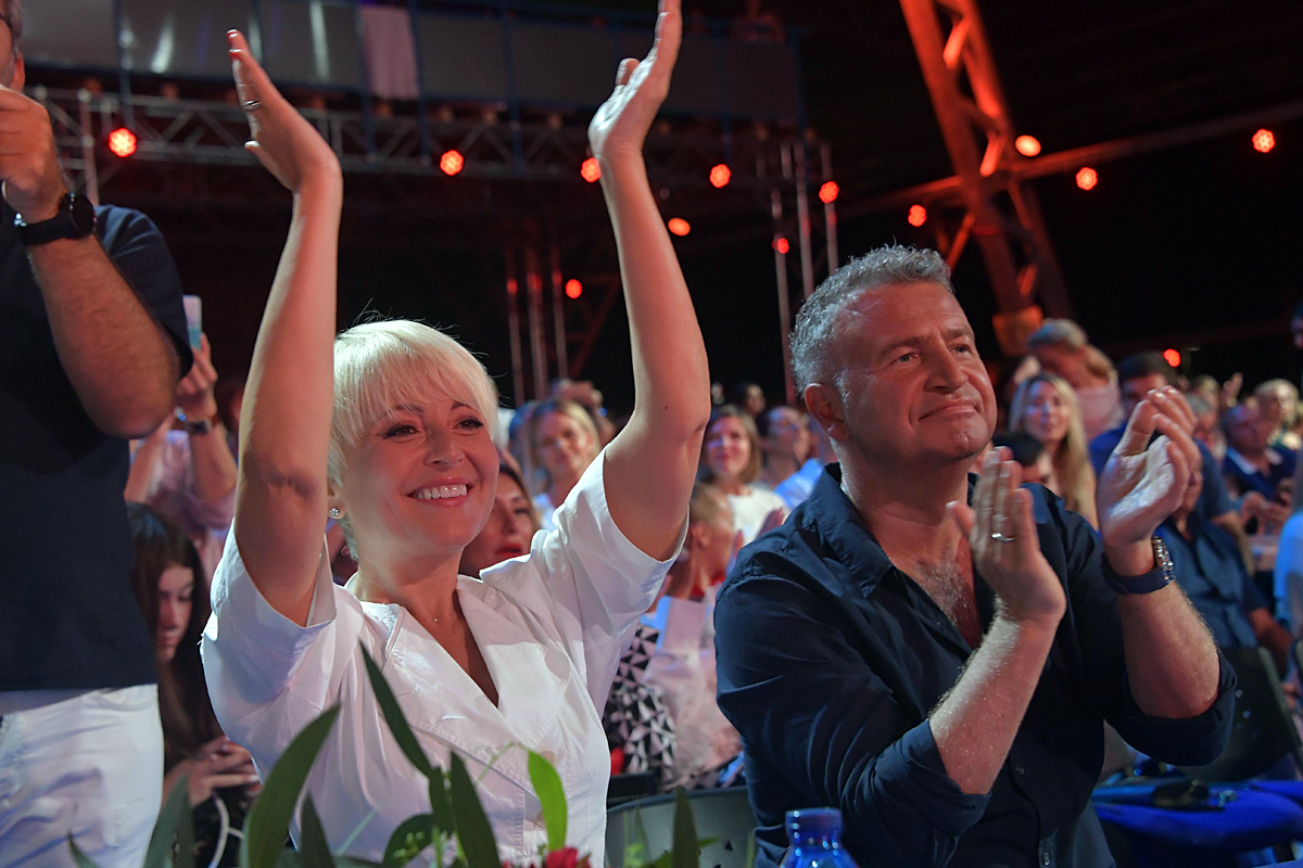 Ангельское терпение Анжелики Варум работает безотказно уже 20 лет. Столько длится ее брак с Леонидом Агутиным