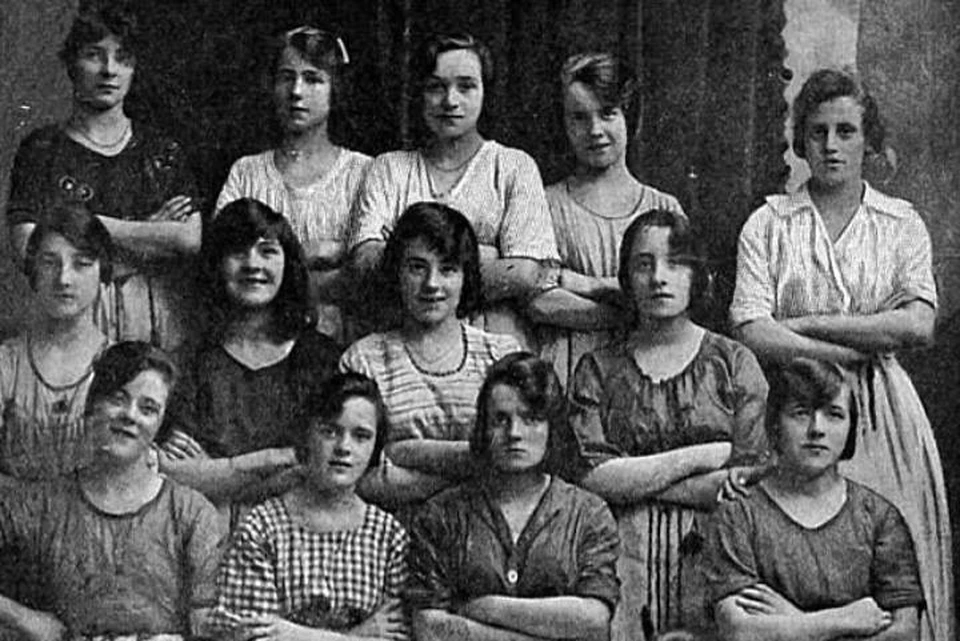 Девушки с льняной фабрики, напугавшие своих потомков спустя более, чем сто лет.