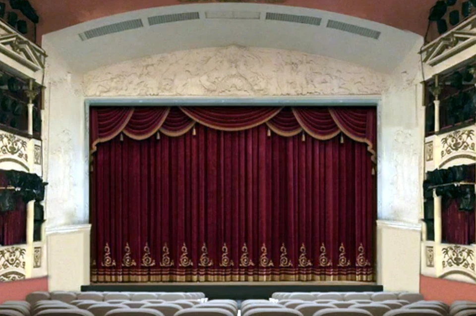 У театра теперь - шикарный бархатный занавес, расшитый золотыми нитями. Фото: скриншот видео с сайта Тверского театра драмы.