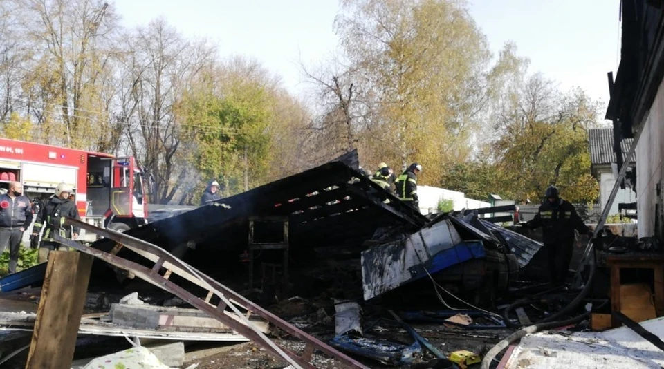 Мужчины ремонтировали автомобиль, в котором было установлено газовое оборудование.