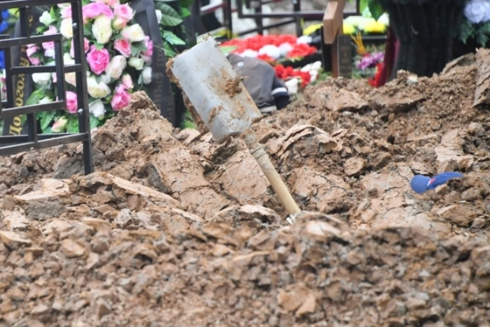 Кузбассовцы похоронили живого человека с коронавирусом