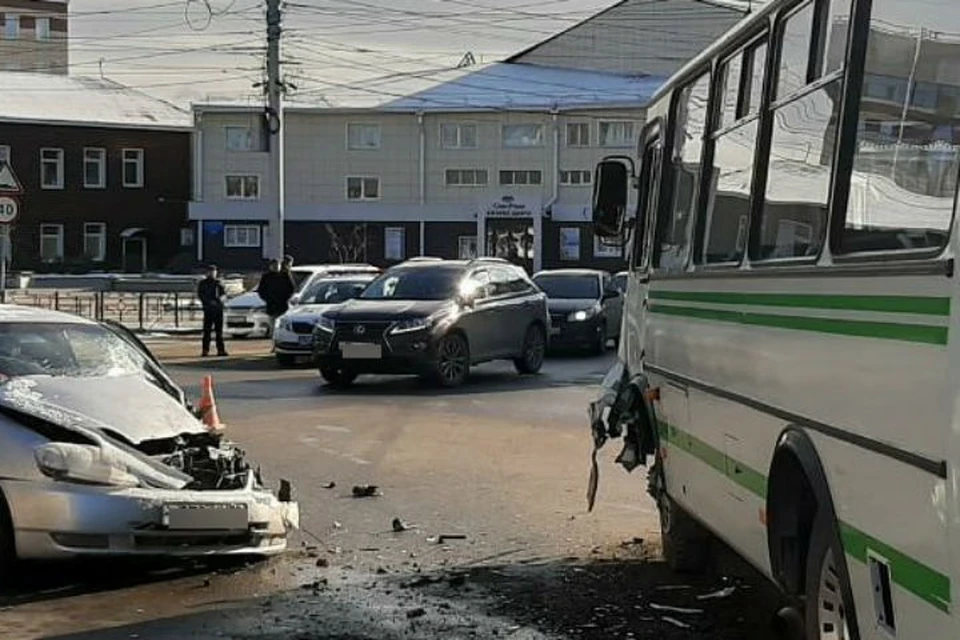 Автобус №28 и Тойота столкнулись в центре Иркутска: травмы получили двое детей. Фото: "ДТП 38RUS"