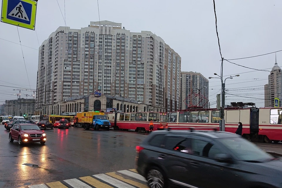 У метро "Пионерская" сцепились два автобуса и трамвай. Фото: vk.com/spb_today