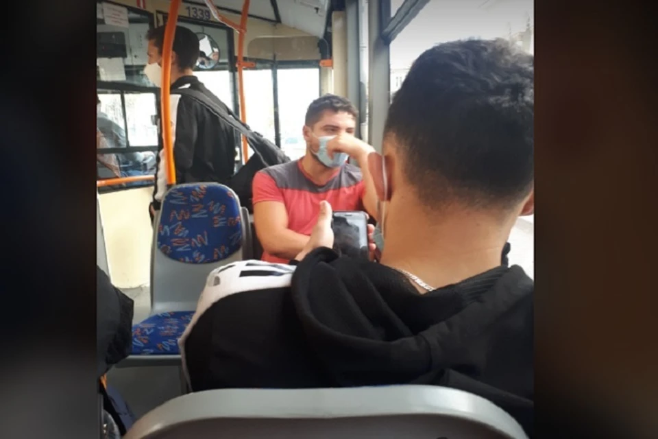 Этот парень надел маску только после угрозы позвонить в полицию.