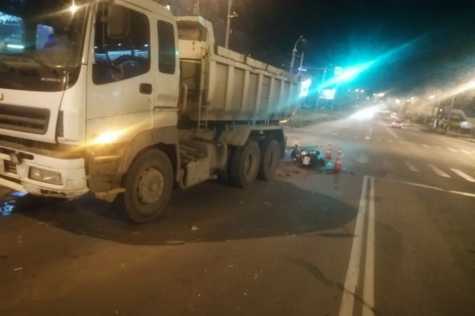 В Хабаровске грузовик дважды побывал в авариях за два часа