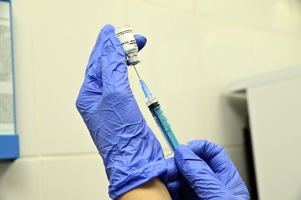 Представители Роспотребнадзора подробно рассказали о том, в каких случаях делать новую прививку точно не стоит.
