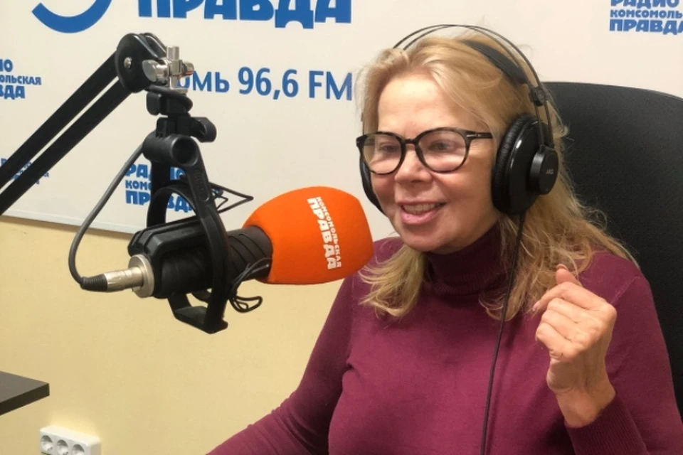 Ирина Кузнецова у микрофона.