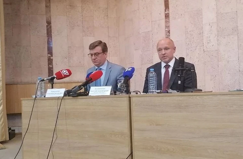 Слева - главврач БСМП-1 Александр Мураховский, справа - его заместитель Анатолий Каличенко во время пресс-конференции после отправления Навального в Германию.