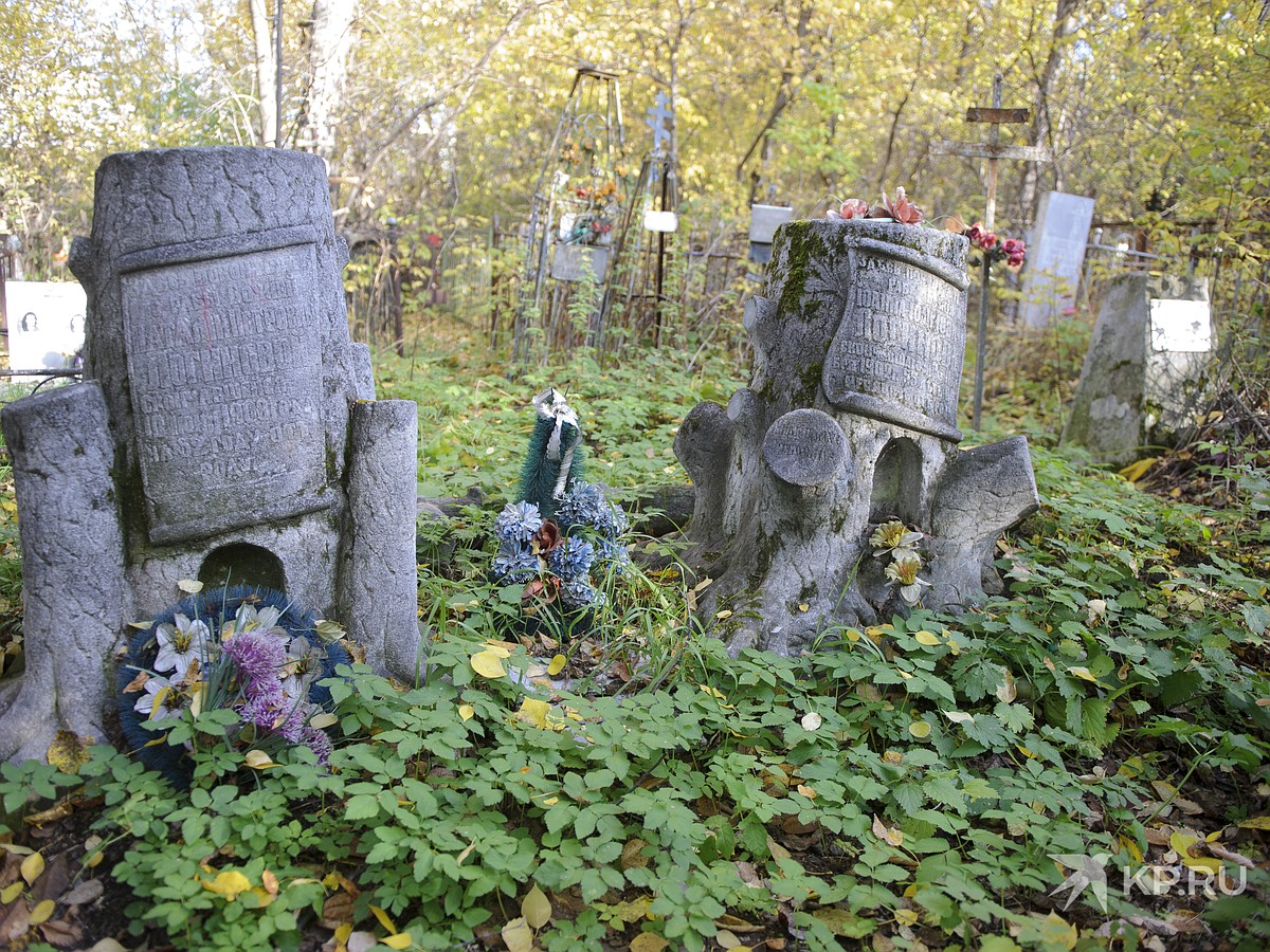Старые могилы на кладбище