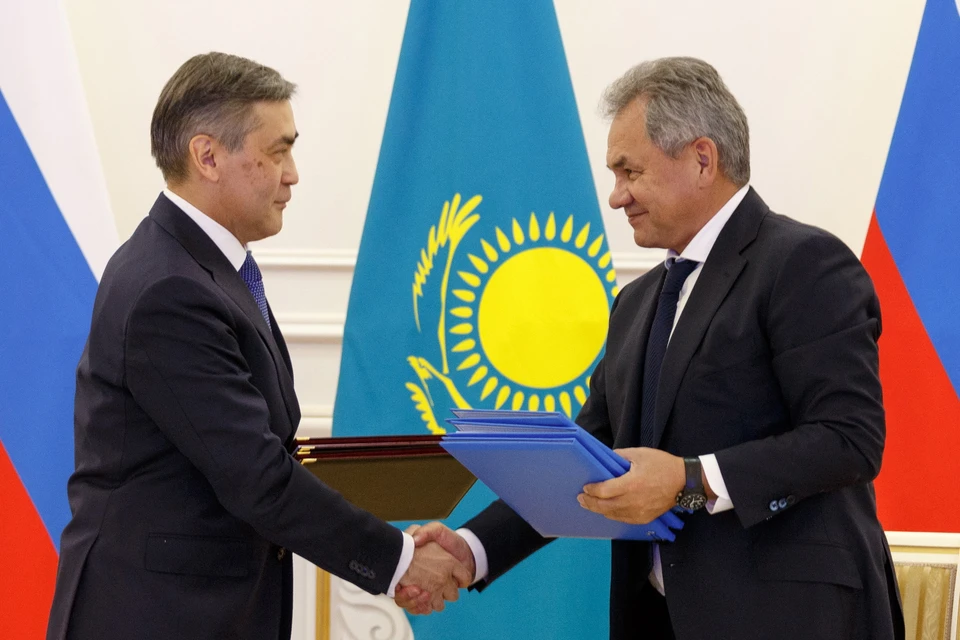 Министр обороны Казахстана Нурлан Ермекбаев и министр обороны РФ Сергей Шойгу.