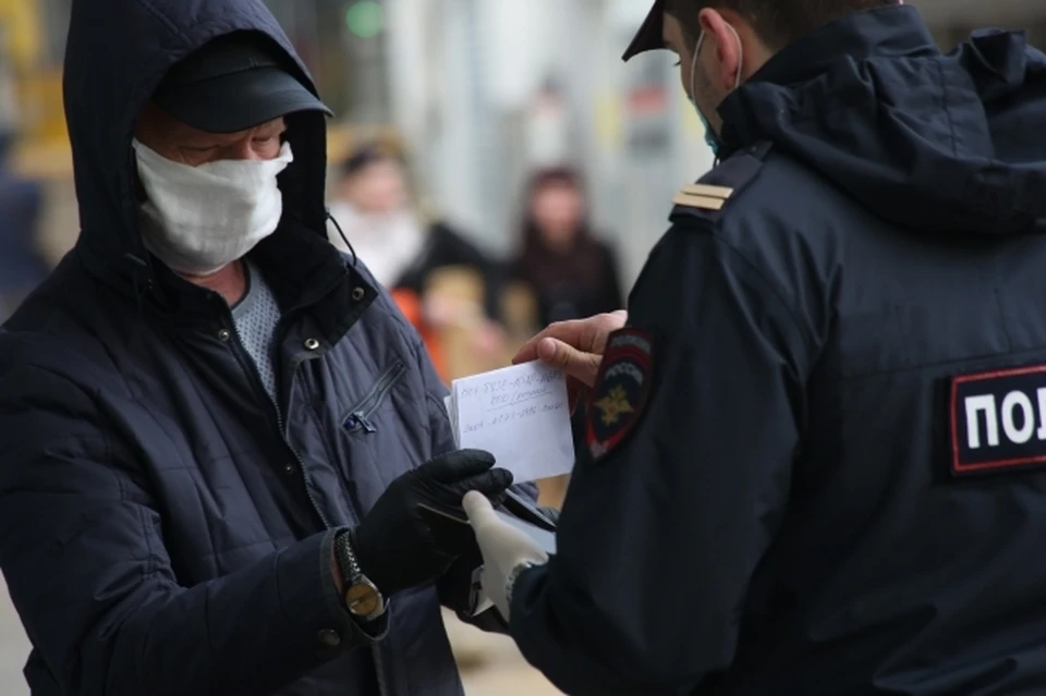 Еще этой весной на улицах Ростов полицейские проверяли наличие пропусков.