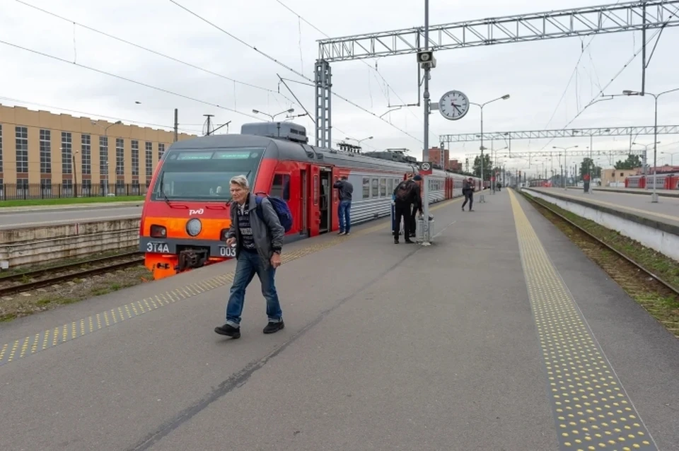 Электричка сбила невнимательного подростка в Санкт-Петербурге.